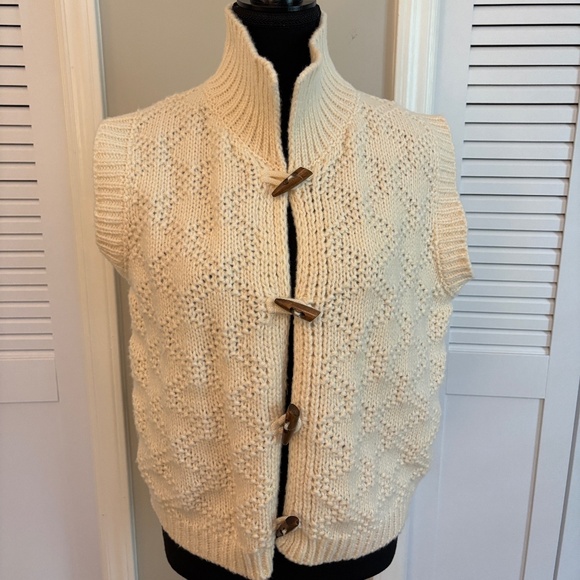 Ingrid Sleeveless Cardigan-with Wooden Toggle Closures Medium - Picture 1 of 3